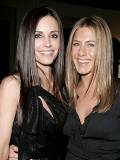 Jennifer Aniston con una amiga